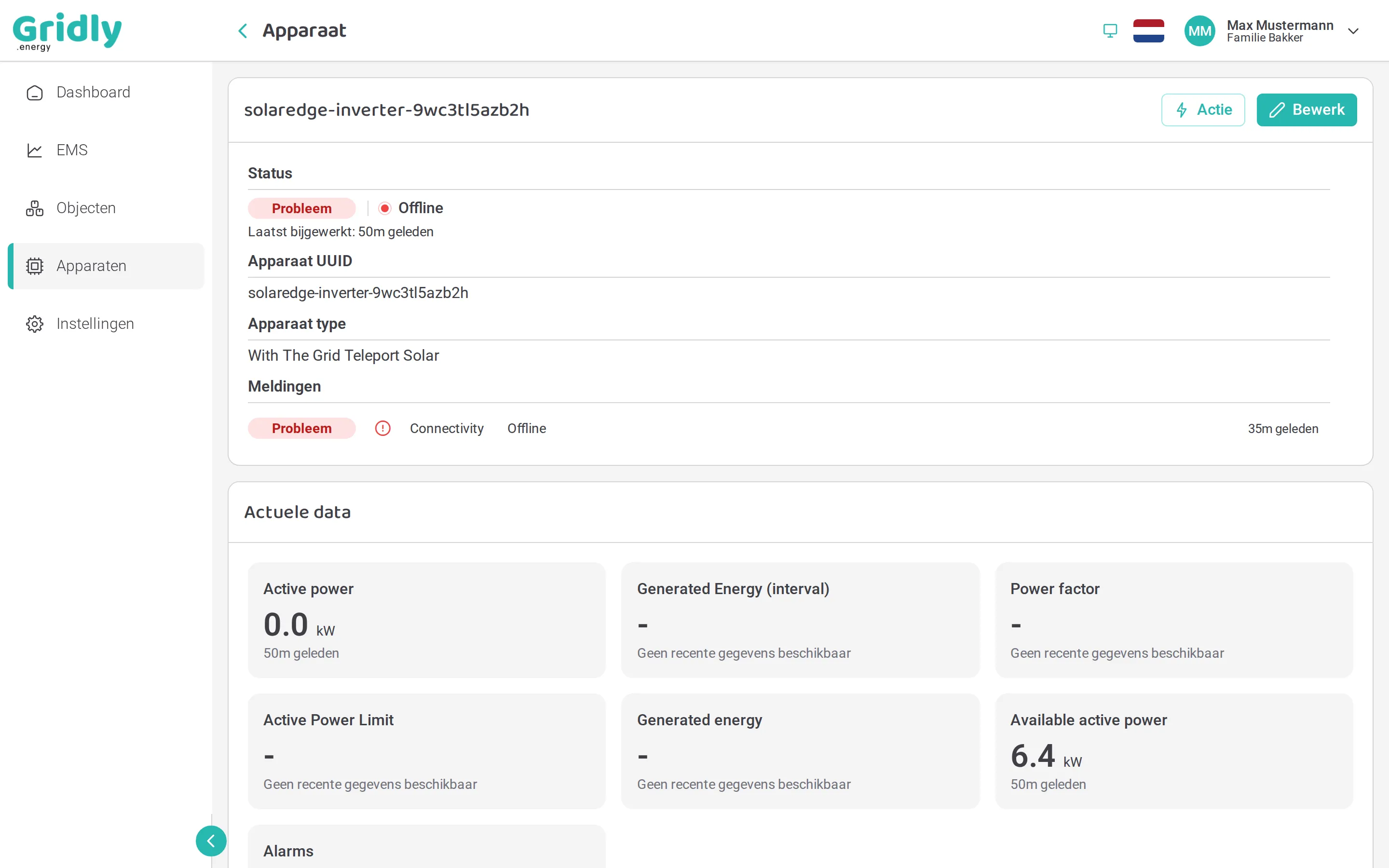 De pagina van een omvormer: status Probleem en Offline, apparaat UUID, apparaat type, een openstaande melding Connectivity, en de tegels Actuele data